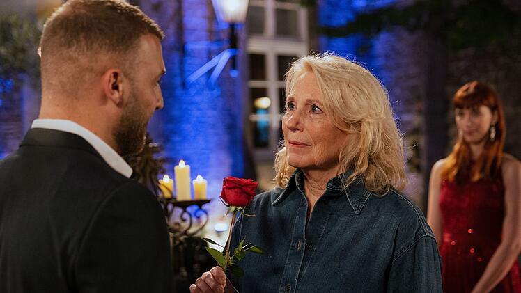 Sogar bei "Der Bachelor" nimmt Maren als Kandidatin teil. Und sie erhält tatsächlich eine Rose von Realitystar Filip Pavlović.