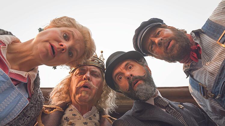 Frau Waas (Annette Frier, von links), K&ouml;nig Alfons (Uwe Ochsenknecht), Herr &Auml;rmel (Christoph Maria Herbst) und Lukas (Henning Baum) staunen nicht schlecht, als sie in einem mysteri&ouml;sen Paket ein Baby finden.