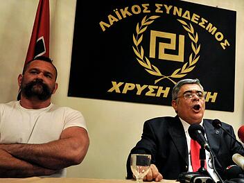 Der Chef der rechtsextremen griechischen Partei Chryssi Avgi, Nikos Michaloliakos (rechts) in Athen
