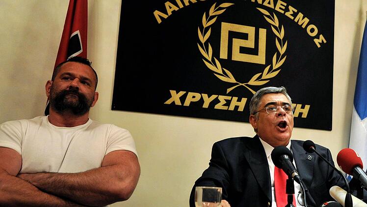 Der Chef der rechtsextremen griechischen Partei Chryssi Avgi, Nikos Michaloliakos (rechts) in Athen