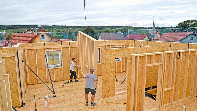 Mitarbeiter der Zimmerei Haag errichten ein Holzhaus.
