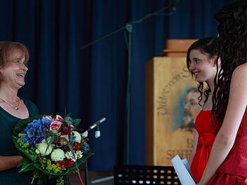 Nadine Potzel und Stephanie Koth (rechts) dankten Beatrice Klink, der der Gattin ihres gestorbenen Lehrers Friedemann Klink, für all das, was sie bei dem beliebten Pädagogen gelernt haben. Fotos: Manuel Stark