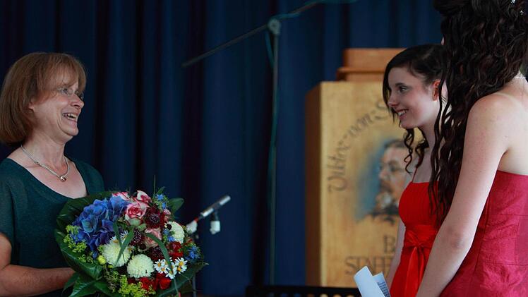 Nadine Potzel und Stephanie Koth (rechts) dankten Beatrice Klink, der der Gattin ihres gestorbenen Lehrers Friedemann Klink, für all das, was sie bei dem beliebten Pädagogen gelernt haben. Fotos: Manuel Stark