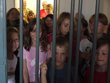 Ganz schön dick und stabil, die Gitterstäbe. Dahinter will wohl keiner der kleinen Besucher.  Fotos: Lp