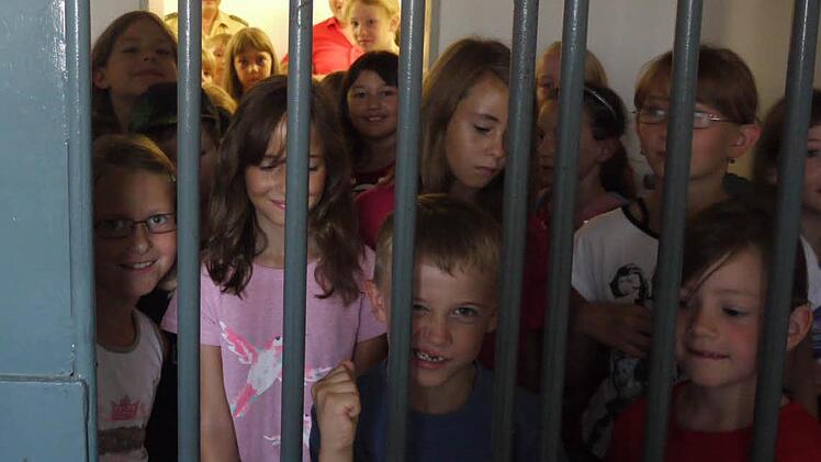 Ganz schön dick und stabil, die Gitterstäbe. Dahinter will wohl keiner der kleinen Besucher.  Fotos: Lp