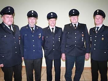 Für ihre langjährige Treue zur Feuerwehr Katzenbach wurden geehrt: Klaus-Peter Metz (von links), Ewald Halbig, Ewald Kessler, Manfred Metz und Wolfgang Metz.  Foto: Gabriele Sell