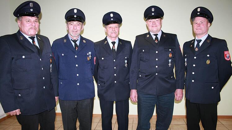 Für ihre langjährige Treue zur Feuerwehr Katzenbach wurden geehrt: Klaus-Peter Metz (von links), Ewald Halbig, Ewald Kessler, Manfred Metz und Wolfgang Metz.  Foto: Gabriele Sell