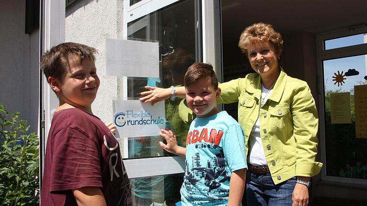 Die Schulleiterin hält die Tür zur Flexiblen Grundschule in Dittlofsroda auf. Foto: Ralf Ruppert