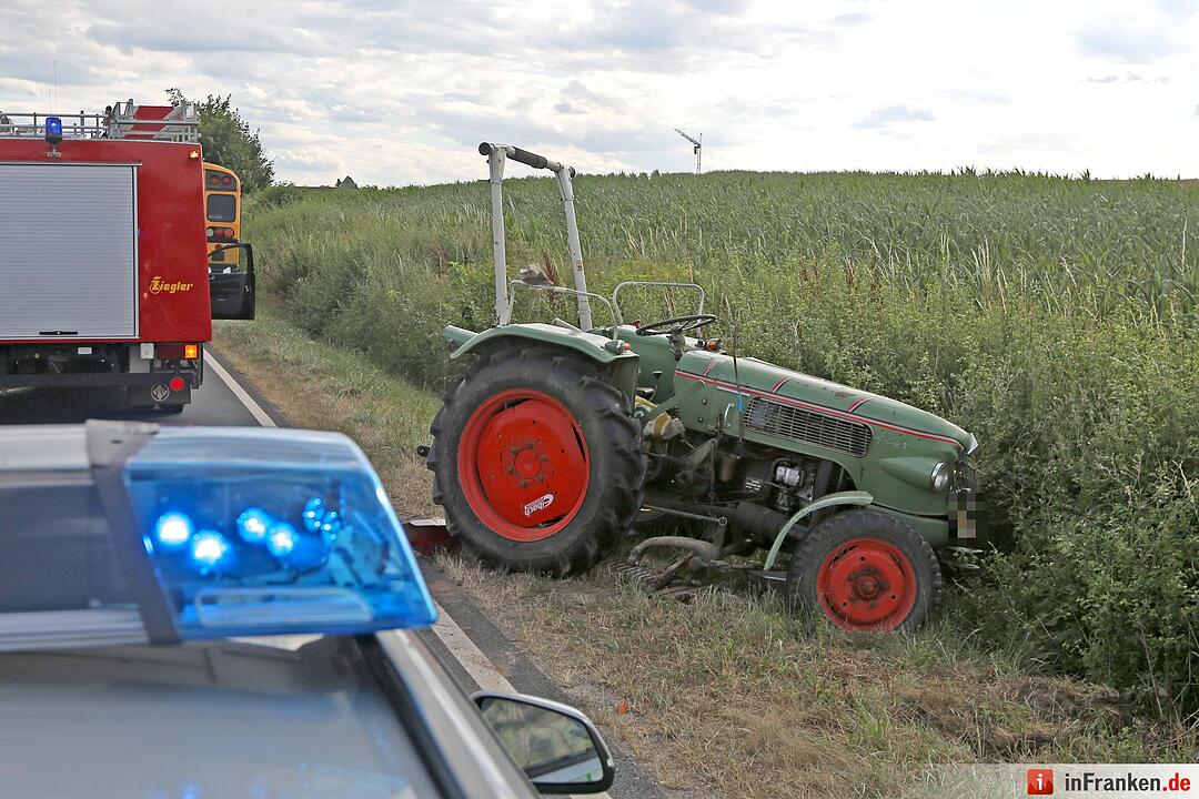 Lkw-Abschlepp-Gespann rammt Traktor von der Strasse - Zwei Verletzte