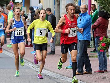 Den Sieg gewollt, aber mit Silber sehr zufrieden: Manfred Dormann vom TV Bad Brückenau (Nr. 96) wurde Zweiter bei den Deutschen Meisterschaften im Straßenlauf. In der Teamwertung glänzte sogar die Goldmedaille. Foto: Theo Kiefner