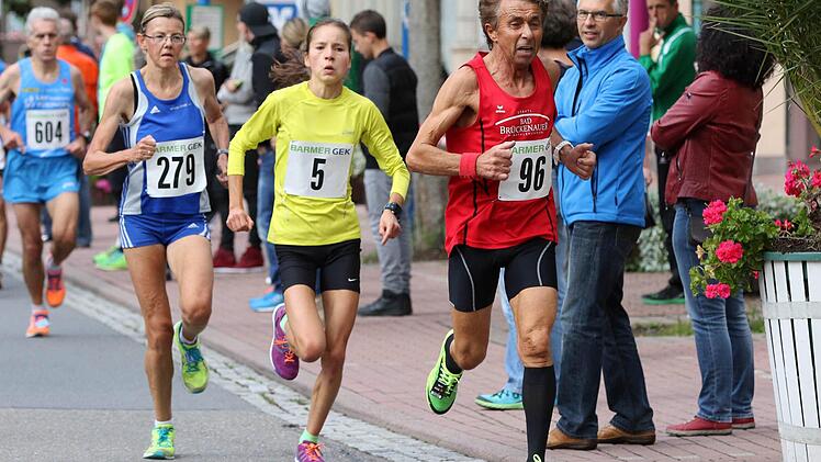Den Sieg gewollt, aber mit Silber sehr zufrieden: Manfred Dormann vom TV Bad Brückenau (Nr. 96) wurde Zweiter bei den Deutschen Meisterschaften im Straßenlauf. In der Teamwertung glänzte sogar die Goldmedaille. Foto: Theo Kiefner