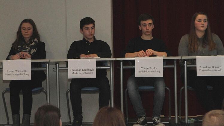 Die Abteilungsleiter Laura Wiesneth (Verwaltung), Christian Knoblach (Marketing), Cheyn Taylor (Produktion) und Annalena Benkert (Vorstandsvorsitzende) gaben ihre Berichte ab (von links). Fotos: Günther Geiling