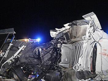 Am 20. Mai 2015 durchbrach ein Lkw die Mittelleitplanke auf der A 7 in Höhe Schondra. Der Fahrer kam dabei ums Leben. Foto: Archiv/News 5