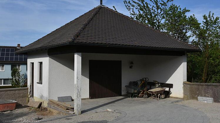 Das Leichenhaus im Friedhof in Buch (im Bild) soll im Rahmen der 72-Stunden-Akion innen und außen neu gestrichen werden. Außerdem wollen die Bürger aus Buch die nicht mehr benötigte Tür zumauern und ein neues Fenster einsetzen.