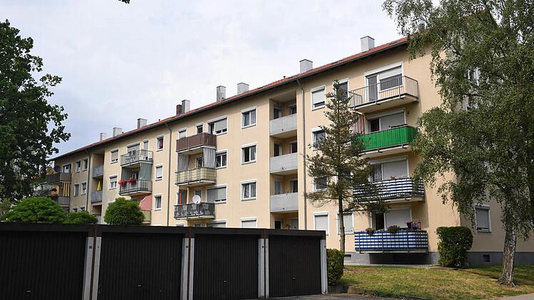 3600 Wohnungen befinden sich im Eigentum der Stadtbau. Rund 15 Prozent von ihnen sollen jetzt an städtisch verwaltete Stiftungen verkauft werden. Unser Bild zeigt die Eichendorffstraße.   Fotos: Ronald Rinklef