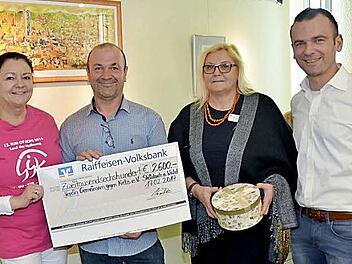 Spendenübergabe von Blumen-Krischke an den Verein "Gemeinsam gegen Krebs" (von links): Dr. Martina Stauch (Vereinsvorsitzende), Ulrich Krischke, Michaela Löffler (Vereinssekretärin), Andreas Krischke Foto: eh