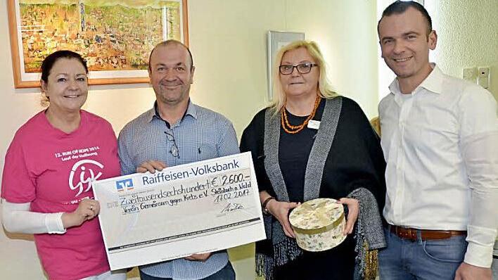 Spendenübergabe von Blumen-Krischke an den Verein "Gemeinsam gegen Krebs" (von links): Dr. Martina Stauch (Vereinsvorsitzende), Ulrich Krischke, Michaela Löffler (Vereinssekretärin), Andreas Krischke Foto: eh