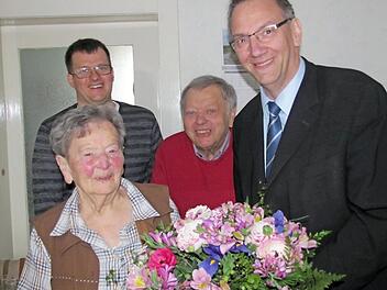 Bürgermeister Thomas Nowak gratulierte am Dienstag Elfriede Kupfer zum 95. Geburtstag. Mit ihr freuen sich Sohn Dieter und Enkel Oliver Kupfer.  Foto: Martin Koch