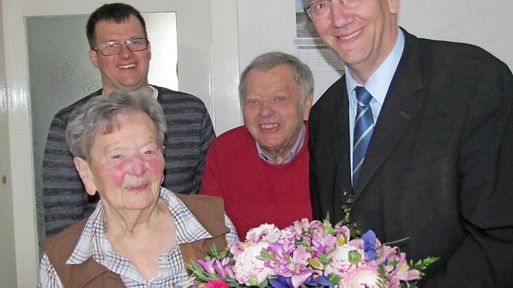 Bürgermeister Thomas Nowak gratulierte am Dienstag Elfriede Kupfer zum 95. Geburtstag. Mit ihr freuen sich Sohn Dieter und Enkel Oliver Kupfer.  Foto: Martin Koch