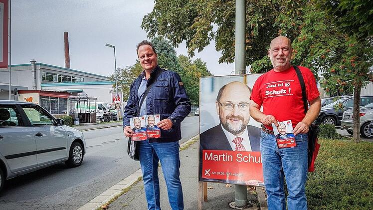 Ingo Lehmann (links) und Matthias Hahn plakatierten fleißig für die Bundes-SPD um Kanzlerkandidat Martin Schulz. Foto: privat