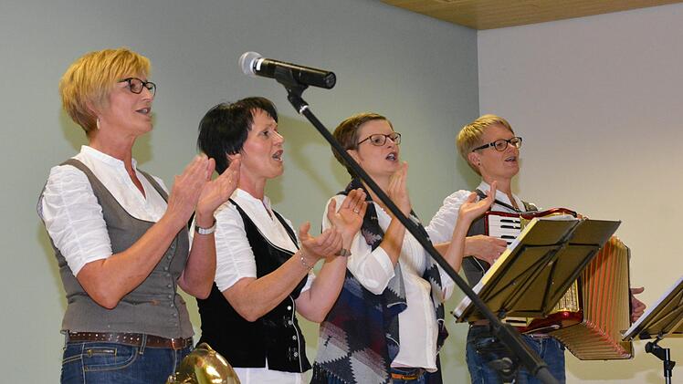 Gleich in die Vollen ging es mit dem musikalischen Quartett "Kaufmannsware", die sich selbst als die "Wilden Schlehen aus der Rhön" bezeichnen.Björn Hein