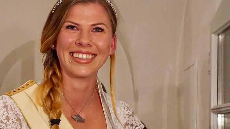 Karpfenkönigin Nina Hock eröffnet das Buffet.