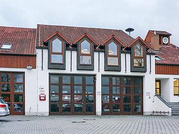Das Erdgeschoss des Verwaltungsgebäudes teilen sich bisher Feuerwehr und Bauhof. Foto: Richard Sänger