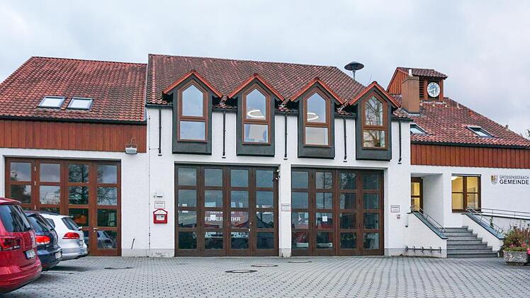 Das Erdgeschoss des Verwaltungsgebäudes teilen sich bisher Feuerwehr und Bauhof. Foto: Richard Sänger