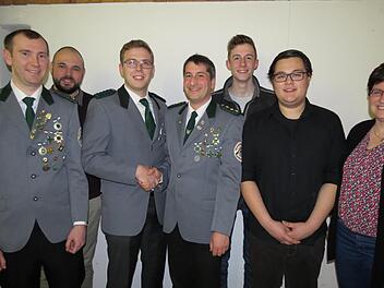 Das neue Vorstands-Team der Hubertus-Gilde Euerdorf (von links): Fedor Fetsch, Stephen Kimbrough, Dominic Brimer, Michael Fell, Johannes Brimer und Marco Frank. Rechts Bürgermeisterin Patricia Schießer. Doris Bauer