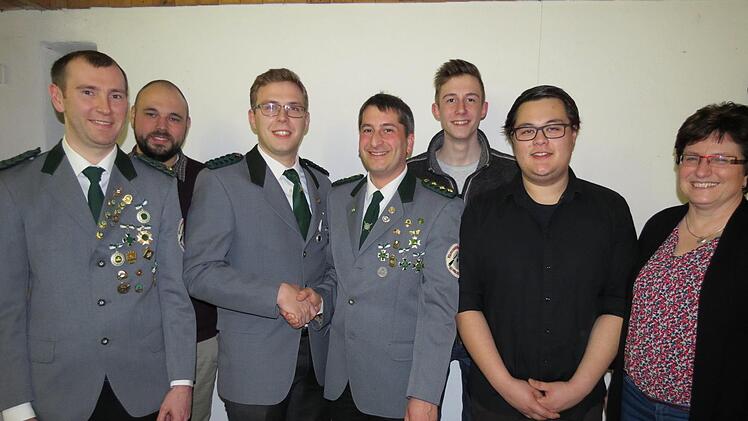 Das neue Vorstands-Team der Hubertus-Gilde Euerdorf (von links): Fedor Fetsch, Stephen Kimbrough, Dominic Brimer, Michael Fell, Johannes Brimer und Marco Frank. Rechts Bürgermeisterin Patricia Schießer. Doris Bauer