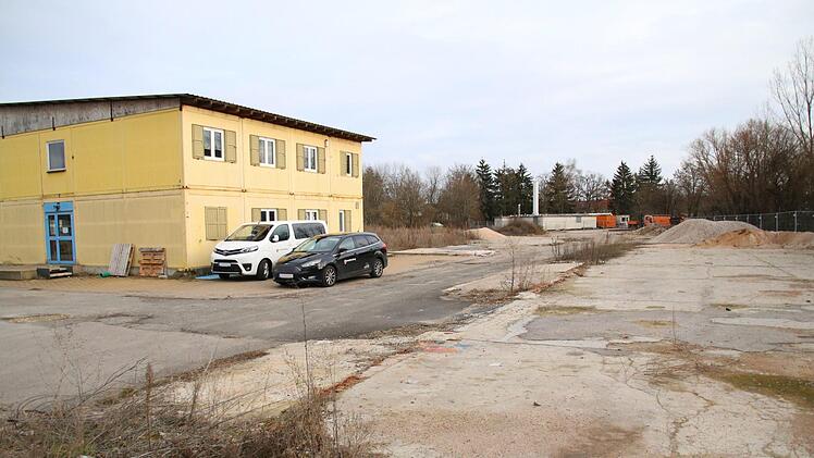 Auf dem ehemaligen Eberth-Gelände an der Ecke Gereuthstraße/Lerchenweg sollen die Bauarbeiten bald starten: Neben der neuen "BasKIDhall" sind im  "Wohnpark Gereuth"  drei Mehrfamilienhäuser mit vier und fünf Geschossen geplant. Rund um die Neubauten entsteht auch eine neue Grünanlage.Sebastian Schanz; Illustration: Carolin Höfler