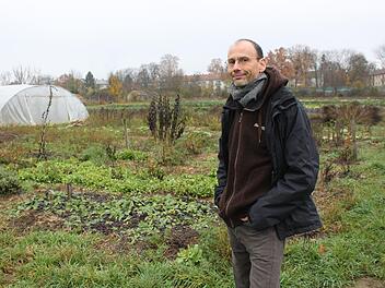 Stephan Kettner auf dem Gelände der Solidarischen Landwirtschaft - für den OB-Kandidaten der BaLi durchaus ein Zukunftsmodell  Foto: Stefan Fößel