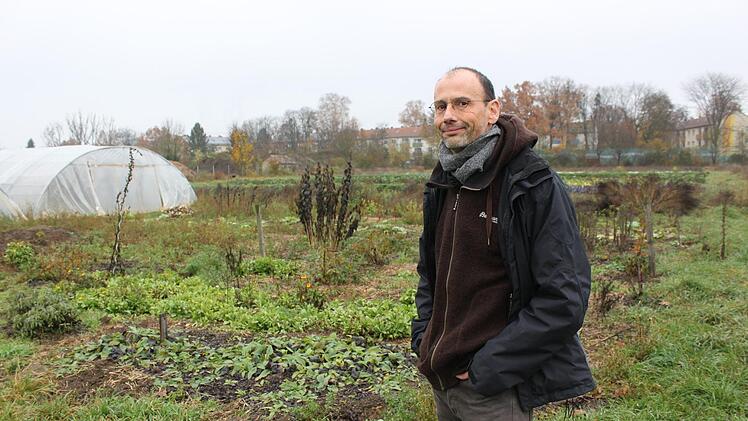 Stephan Kettner auf dem Gelände der Solidarischen Landwirtschaft - für den OB-Kandidaten der BaLi durchaus ein Zukunftsmodell  Foto: Stefan Fößel