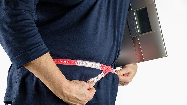 Symbolbild: Maßband, Bauch