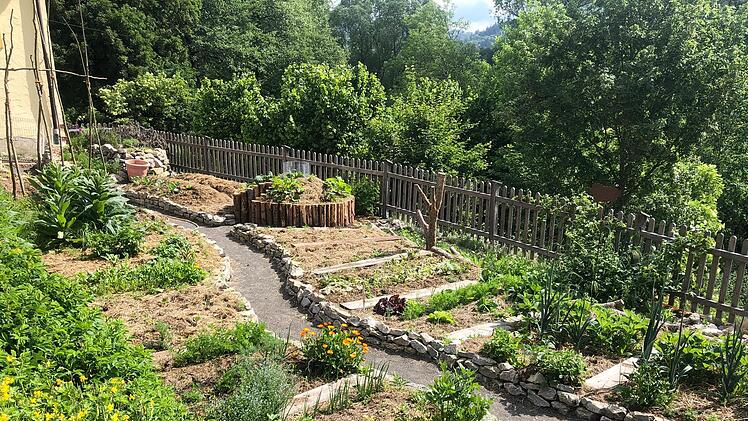 Praktisch und perfekt für die Pflanzen: der Gemüsegarten mit dick gemulchten Beeten.