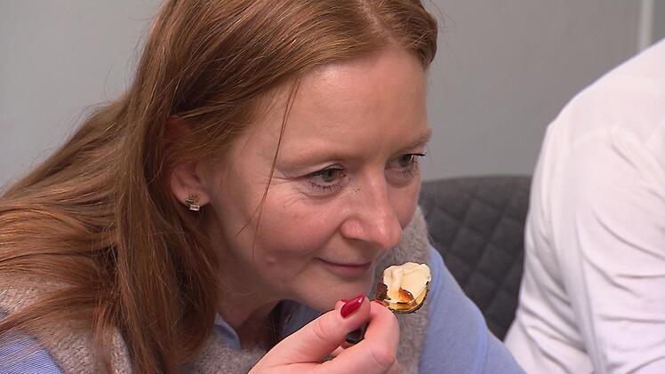 Anna (45) ist begeistert von Konrads hausgemachtem Walnuss-Eis mit Ahornsirup.