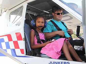 Aischa fliegt mit Steffen Haselmann über Kulmbach. Fotos: Julia Schilling und Jennifer Hauser