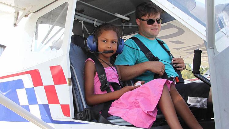 Aischa fliegt mit Steffen Haselmann über Kulmbach. Fotos: Julia Schilling und Jennifer Hauser