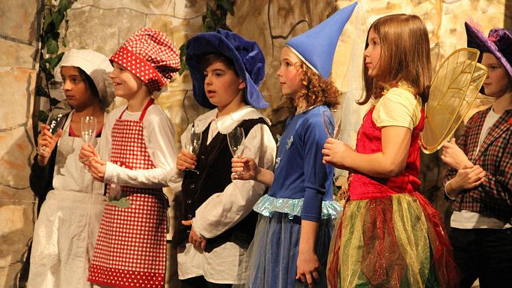 Der Hofstaat freut sich über die Geburt von Dornröschen.