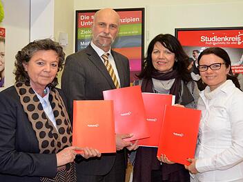 Der Studienkreis Bad Kissingen, eine Nachhilfeschule, hat mit Nadine Schumann eine neue Leiterin. Oberbürgermeister Kay Blankenburg bekam für vier Schüler ein kostenloses Nachhilfepaket im Wert von 3600 Euro. Auf unserem Foto von links: Karin Reinshagen,Kay Blankenburg, Gebietsleiterin Barbara Glaser und Nadine Schumann.  Foto: Peter Rauch