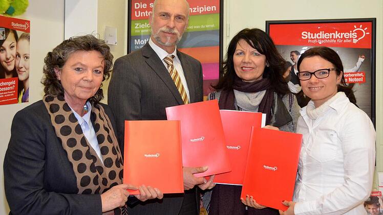 Der Studienkreis Bad Kissingen, eine Nachhilfeschule, hat mit Nadine Schumann eine neue Leiterin. Oberbürgermeister Kay Blankenburg bekam für vier Schüler ein kostenloses Nachhilfepaket im Wert von 3600 Euro. Auf unserem Foto von links: Karin Reinshagen,Kay Blankenburg, Gebietsleiterin Barbara Glaser und Nadine Schumann.  Foto: Peter Rauch