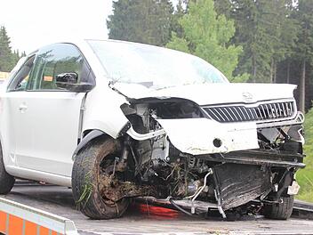 Das demolierte Auto auf dem Abschleppfahrzeug.  Foto: Friedwald Schedel