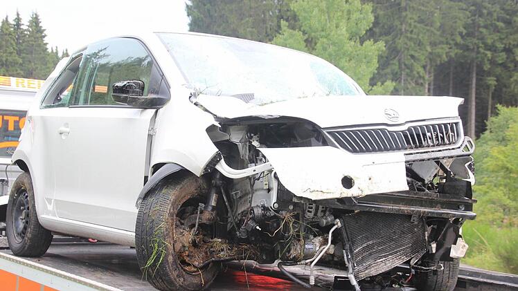 Das demolierte Auto auf dem Abschleppfahrzeug.  Foto: Friedwald Schedel