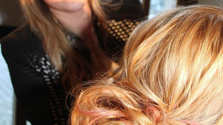 Auch Friseure hatten sich Einiges einfallen lassen: Diese Frisur, die betont wuschelig aussieht, ist mit einem Faden gewebt