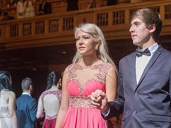 Am Montagabend feierten die 120 Bad Kissinger Abiturienten bereits ihren Ball. Die Ballkleider und das Ambiente setzte Fotografin Dawn Hänsch von der Agentur Morningside in Szene. Vorne im Bild sind die Bad Bockleter Abiturientin Celine Wehner mit ihrem Freund Marcel Dünisch zu sehen. Foto: Dawn Hänsch