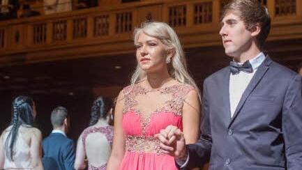 Am Montagabend feierten die 120 Bad Kissinger Abiturienten bereits ihren Ball. Die Ballkleider und das Ambiente setzte Fotografin Dawn Hänsch von der Agentur Morningside in Szene. Vorne im Bild sind die Bad Bockleter Abiturientin Celine Wehner mit ihrem Freund Marcel Dünisch zu sehen. Foto: Dawn Hänsch