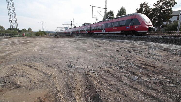 Diese 30 mal 30 Meter große gepflasterte Fläche, die unter Schutt und Gestrüpp zum Vorschein kam, gibt Rätsel auf. Foto: Josef Hofbauer