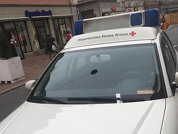 Mit diesem Blaulicht-Wagen werden keine Notfalleinsätze gefahren. Das in der Langen Straße in Bamberg aufgenommene Foto stammt von einem Nutzer unseres Portals InfrankenMelder.