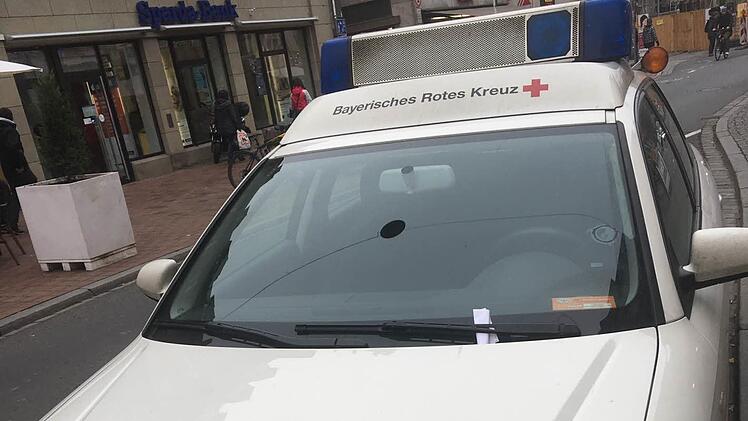 Mit diesem Blaulicht-Wagen werden keine Notfalleinsätze gefahren. Das in der Langen Straße in Bamberg aufgenommene Foto stammt von einem Nutzer unseres Portals InfrankenMelder.