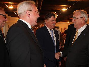 Der frühere Bundesfinanzminister Theo Waigel (rechts) wurde gestern Abend von Landrat Klaus Peter Söllner, Bürgermeister Harald Hübner und seinem Vorgänger, stellvertretendem Landrat Dieter Schaar, in Neudrossenfeld begrüßt. Foto: Sonny Adam